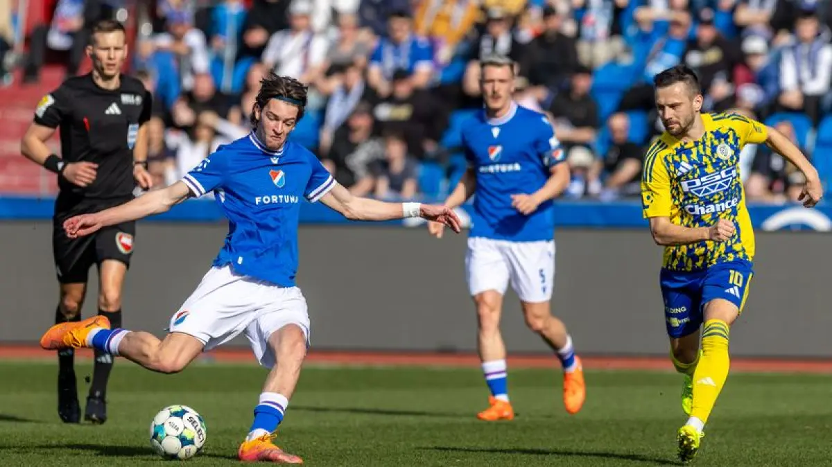 Pertandingan pekan ke-25 liga sepak bola pertama: Baník Ostrava - FC Zlín, 8 Maret 2026, Ostrava. Dari kiri Artúr Musák dari Ostrava, Jiří Boula dari Ostrava, dan Jakub Pešek dari Zlín. ČTK IB/