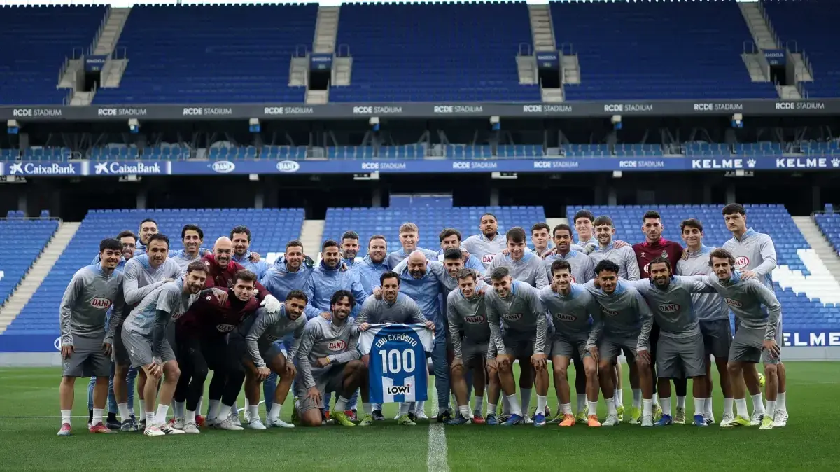 Expósito ingin berfoto bersama seluruh skuad untuk memperingati 100 pertandingannya bersama RCDE