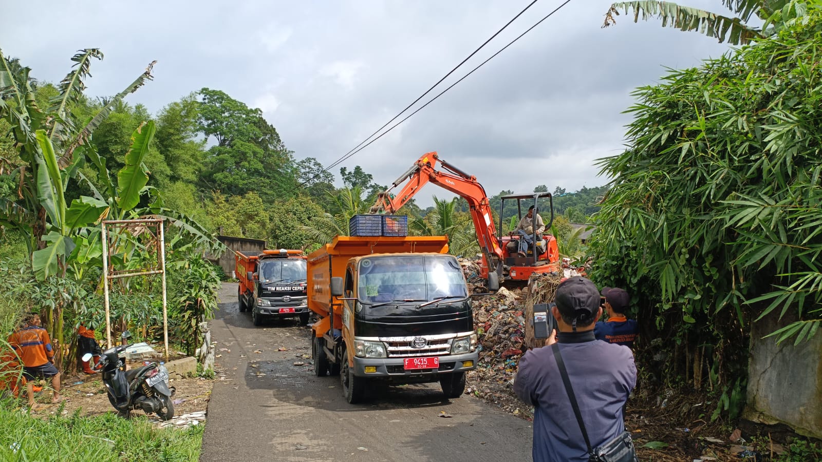 Pemkab Bogor saat membersihkan sampah liar di Desa Kopo. Foto : Diskominfo