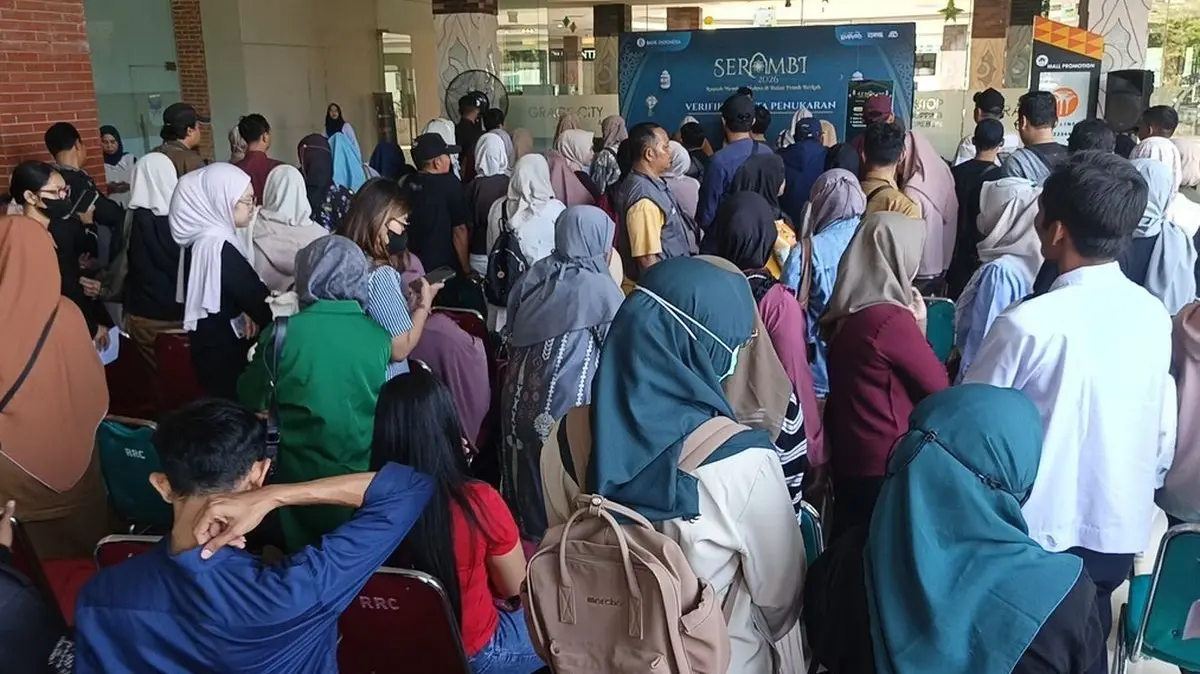 Sejumlah warga mengantre untuk menukarkan uang baru di Grage City Mall di Kota Cirebon Jawa Barat pada Senin (9/3/2026) siang.