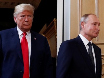 Trump dan Putin dalam pertemuan di Finlandia tahun 2018 lalu (dok. REUTERS/Kevin Lamarque)