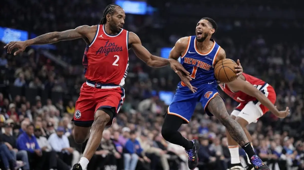 New York Knicks kalah 126-118 dari Los Angeles Clippers pada Senin malam saat Kawhi Leonard memimpin tim tuan rumah dengan 28 poin. - Menurut The Associated Press, kemenangan ini membantu Clippers memperbaiki rekor menjadi 32-32 dan kembali ke rekor .500 untuk pertama kalinya sejak awal November.