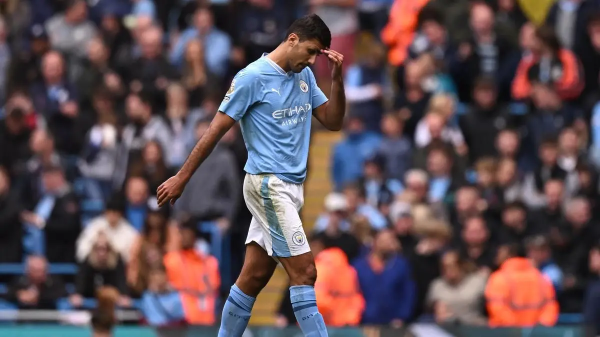 Gelandang Manchester City Rodri bereaksi meninggalkan lapangan setelah mendapat kartu merah dalam pertandingan Liga Inggris melawan Nottingham Forest di Etihad Stadium, Manchester, Sabtu, 23 September 2023. (Oli SCARFF / AFP)