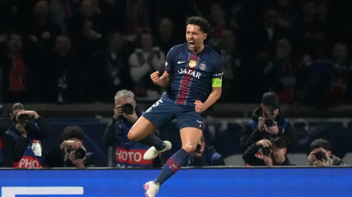 Selebrasi Marquinhos usai mencetak gol di laga PSG vs AS Monaco di leg kedua playoff Liga Champions 2025/2026 di Parc Des Princes, Kamis (26/02/2026) dini hari WIB. (AP Photo/Michel Euler)