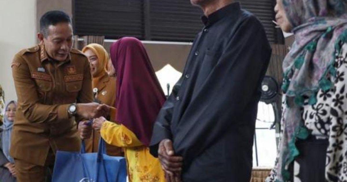 Wali Kota Malang, Wahyu Hidayat, memberikan sambutan ketika usai secara simbolis menyerahkan bansos yang berlangsung di Kelurahan Ciptomulyo (Foto: portal malangkota)