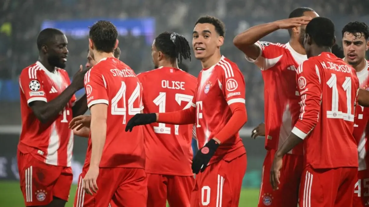 Gelandang Bayern Munchen asal Jerman bernomor punggung 10, Jamal Musiala, merayakan gol keenam timnya bersama rekan-rekan setimnya selama pertandingan leg pertama babak 16 besar Liga Champions UEFA antara Atalanta dan Bayern Munchen di stadion Gewiss di B