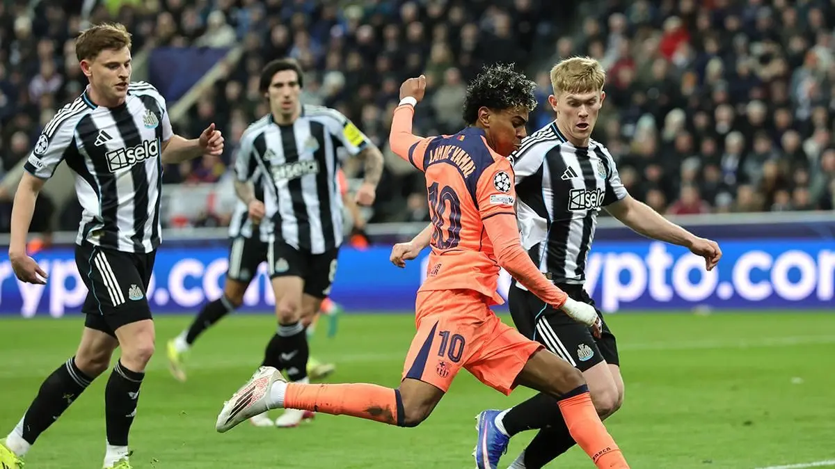 Lamine Yamal melakukan tendangan ke arah gawang dalam laga leg pertama babak 16 besar Liga Champions antara Newcastle vs Barcelona di St James Park, 11 Maret 2026. (Steve Welsh/PA via AP)