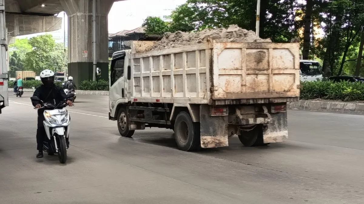 Pengendara motor melawan arus di Jalan Raya Bekasi, Senin (2/3/2026).