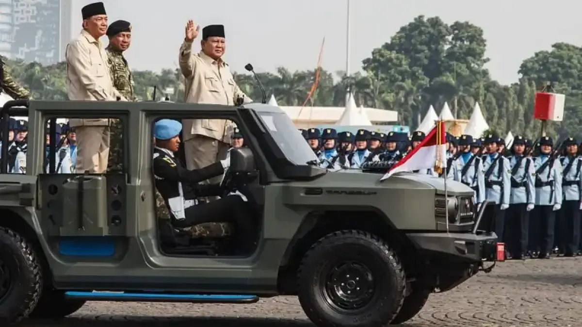Keterangan gambar, Presiden Prabowo saat apel militer di Jakarta, Oktober 2025.