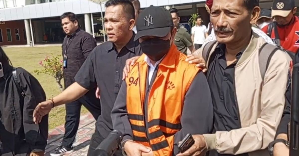 Gubernur Riau Nonaktif, Abdul Wahid saat tiba di Bandara SSK II Pekanbaru, pada Rabu, 11 Maret 2026.( Foto Kompas.Com/Idon)