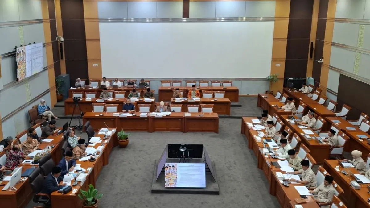 Komisi VIII DPR menggelar rapat bersama Menteri Haji dan Umrah Mochamad Irfan Yusuf dan Wakil Menteri Haji dan Umrah Dahnil Anzar Simanjuntak di Kompleks Parlemen, Jakarta, Rabu (11/3/2026).