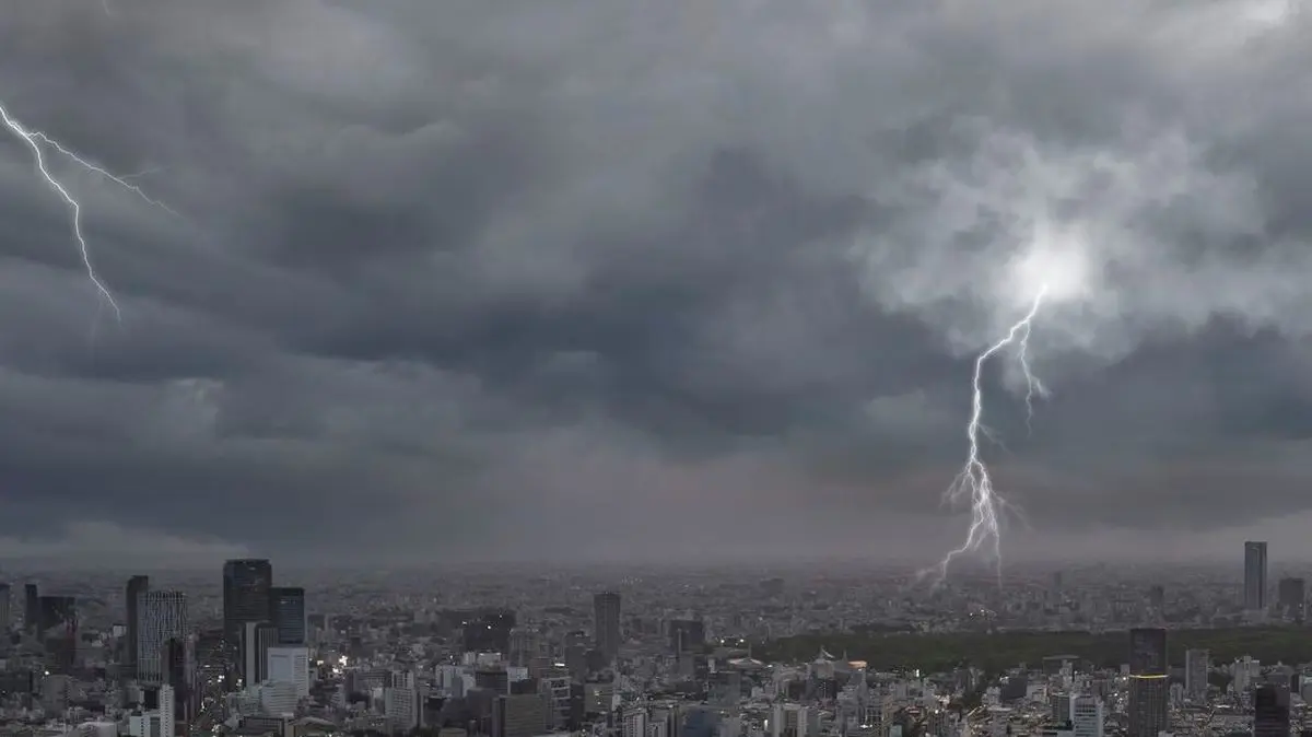 Ilustrasi cuaca ekstrem. BPBD Jatim gelar Operasi Modifikasi Cuaca (OMC) 16-25 Maret 2026 untuk cegah cuaca ekstrem saat mudik Lebaran. Antisipasi 24,9 juta pemudik ke Jawa Timur.(Dok. Freepik/Freepik)