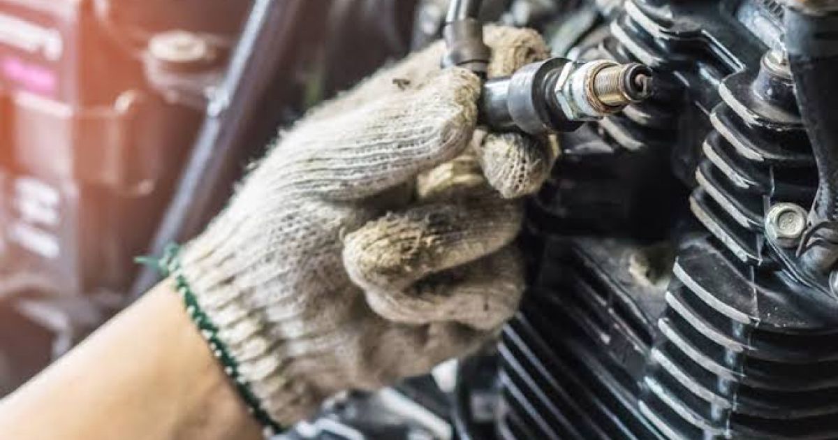 Ilustrasi ganti busi motor. Foto : Wahana Honda