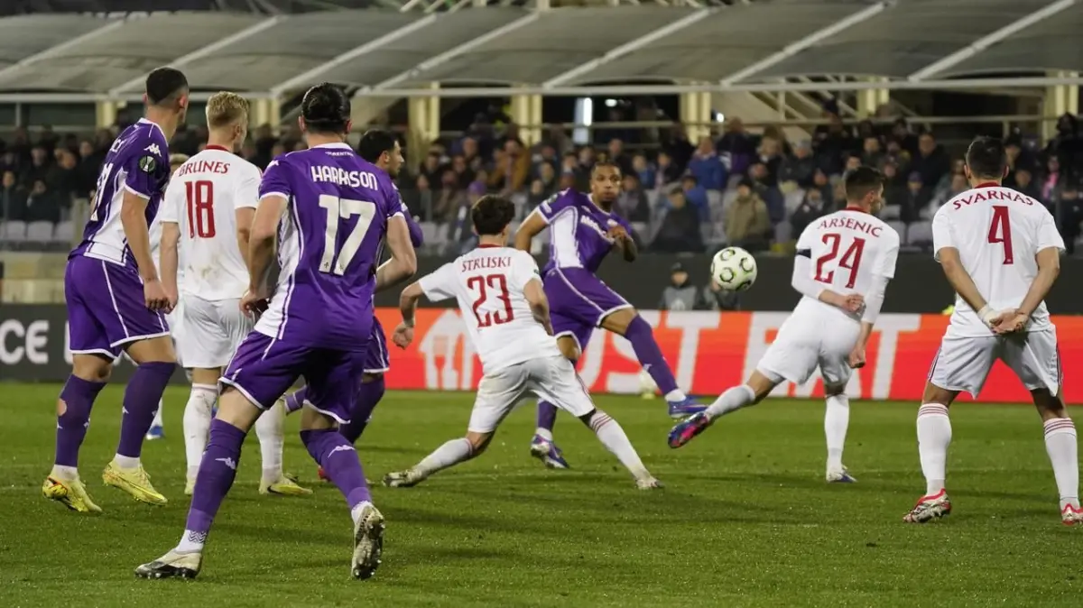 Pemain Fiorentina Cher Ndour mencetak gol pembuka timnya pada laga UEFA Conference League antara Fiorentina vs Rakow Czestochowa di Florence, Italia, Kamis, 12 Maret 2026. (Marco Bucco/LaPresse via AP)