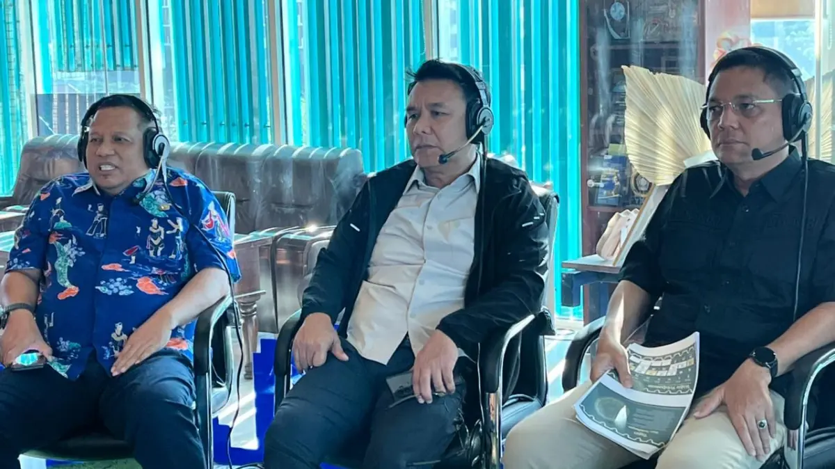 Kiri ke kanan: Ahmad Zaini Kasatpol PP Kota Surabaya, Muhammad Fikser Asisten Pemerintahan dan Kesejahteraan Rakyat Kota Surabaya, dan Trio Wahyu Bowo Pelaksana Tugas (Plt) Kepala Dinas Perhubungan Kota Surabaya saat mengisi program Semanggi Suroboyo di Radio Suara Surabaya, Jumat (13/3/2026). Foto: Billy suarasurabaya.net