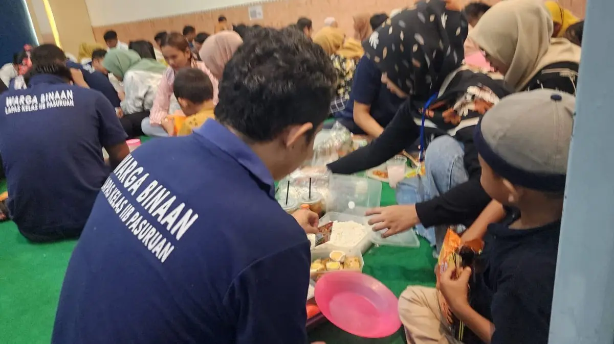 Lapas IIB Pasuruan memberikan kesempatan baginwarga binaan untuk menikmati buka bersama dengan keluarga. Momen tersebut membuat bahagia seluruh narapidana yang menikmati buka bersama anak dan istri, Rabu (11/3/2026) petang. (Kompas.com/MOH.ANAS)
