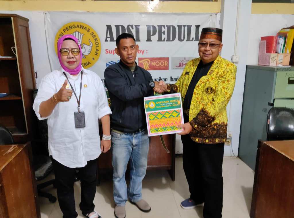 Hangatnya Kebersamaan Idul Fitri: APSI Sulsel Tebar THR dan Bingkisan untuk Tenaga Honorer Pendidikan