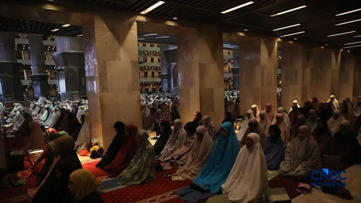 Foto: Umat muslim mengikuti salat Tarawih Ramadan 1447 Hijriah di Masjid Istiqlal, Jakarta, Kamis (19/2/2026). (CNBC Indonesia/Faisal Rahman)