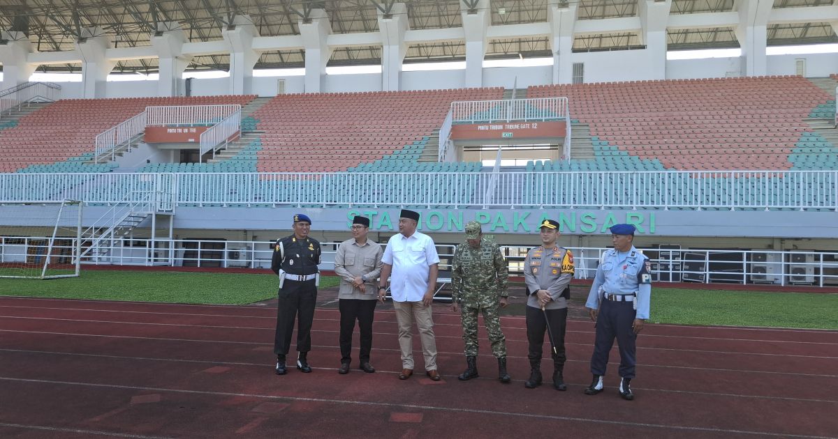Ketua DPRD Kabupaten Bogor, Sastra Winara saat mengecek persiapan shalat Ied di Stadion Pakansari. Foto : Sandi / bogorplus.id