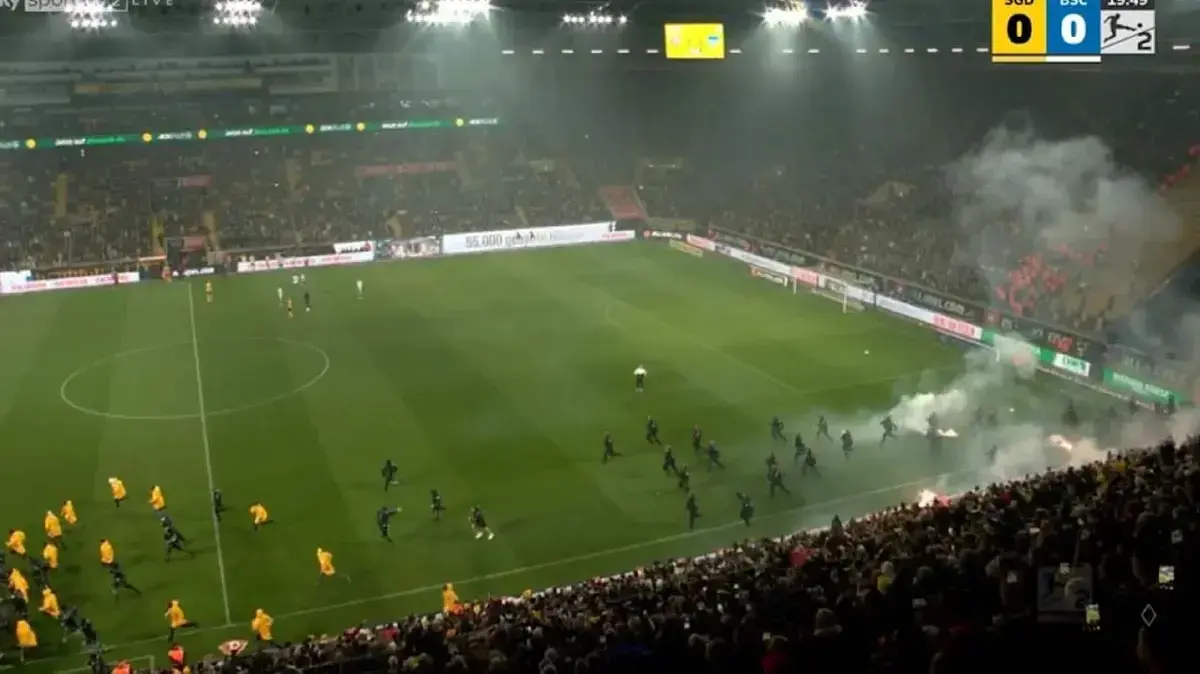 Ketegangan Suporter Paksa Wasit Hentikan Sementara Duel Sengit Hertha BSC Kontra Dynamo Dresden