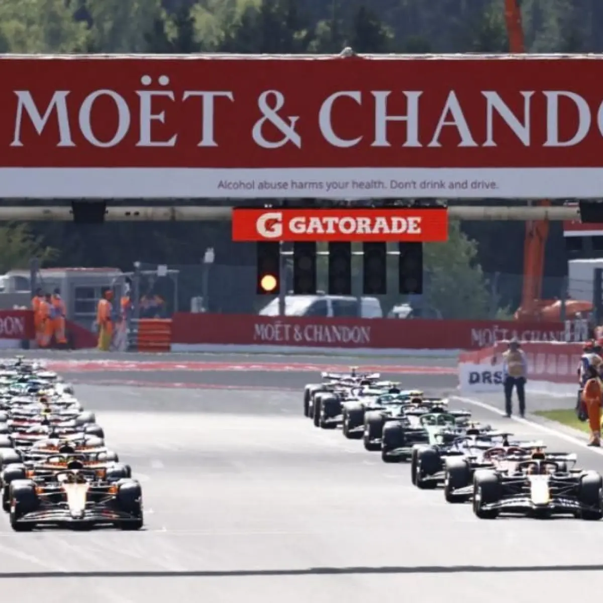 Para pembalap bersiap memulai putaran pemanasan sebelum Sprint Race Grand Prix Formula Satu Belgia di sirkuit Spa-Francorchamps, Spa, pada 26 Juli 2025. (SIMON WOHLFAHRT/AFP)