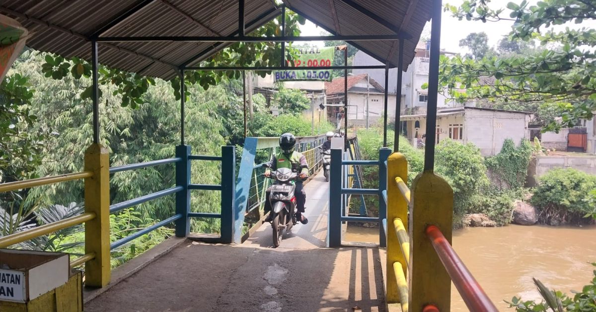 Kemacetan Tak Terhindarkan: Warga Batutulis Ambil Alih Pengaturan Lalu Lintas Pasca Longsor