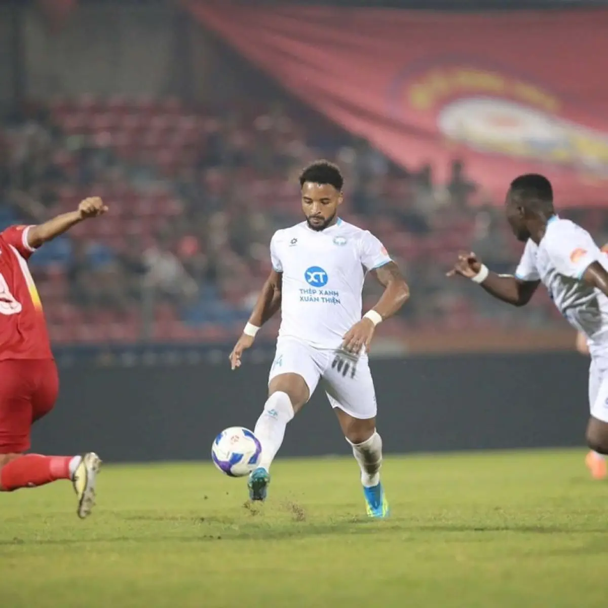 Momen Teknis Tak Terduga: Bintang Vietnam Xuan Son Gagal Konversi Peluang Emas di V-League