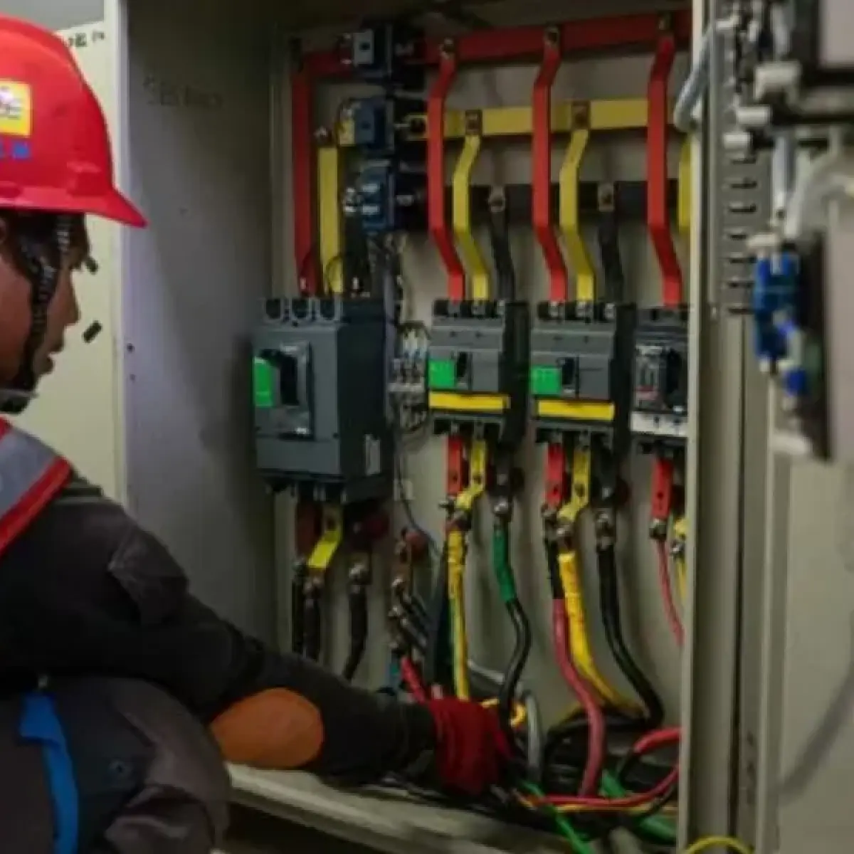 PLN mengawal keandalan pasokan listrik. (PLN UID Jatim untuk Suara Merdeka Surabaya)