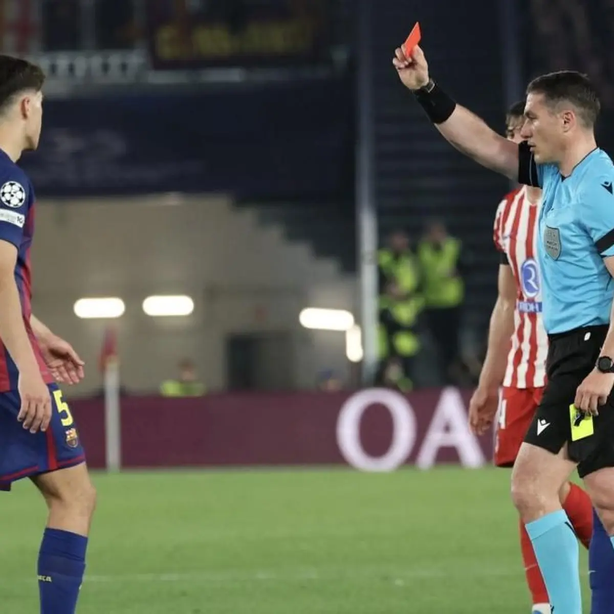 Bek Barcelona, Pau Cubarsi, mendapatkan kartu merah dari wasit Istvan Kovacs saat menghadapi Atletico Madrid di leg pertama perempat final Liga Champions 2025/2026 di Camp Nou, Kamis (9/4/2026) dini hari WIB. (Lluis GENE / AFP)