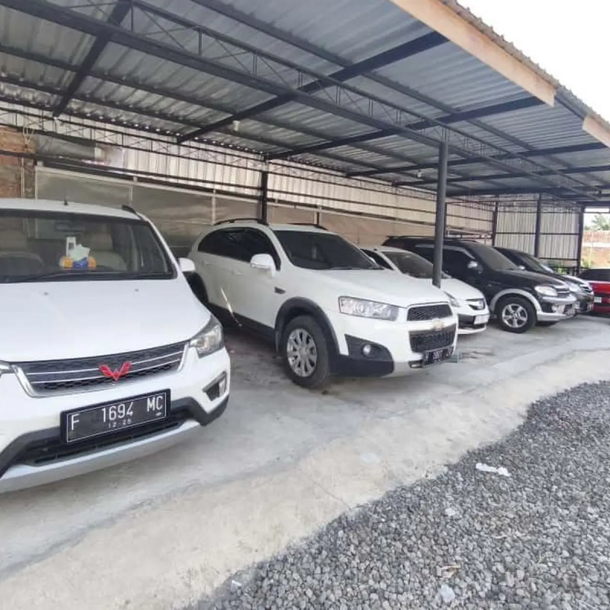 tangan memegang kunci mobil bekas (Foto: Kompas)