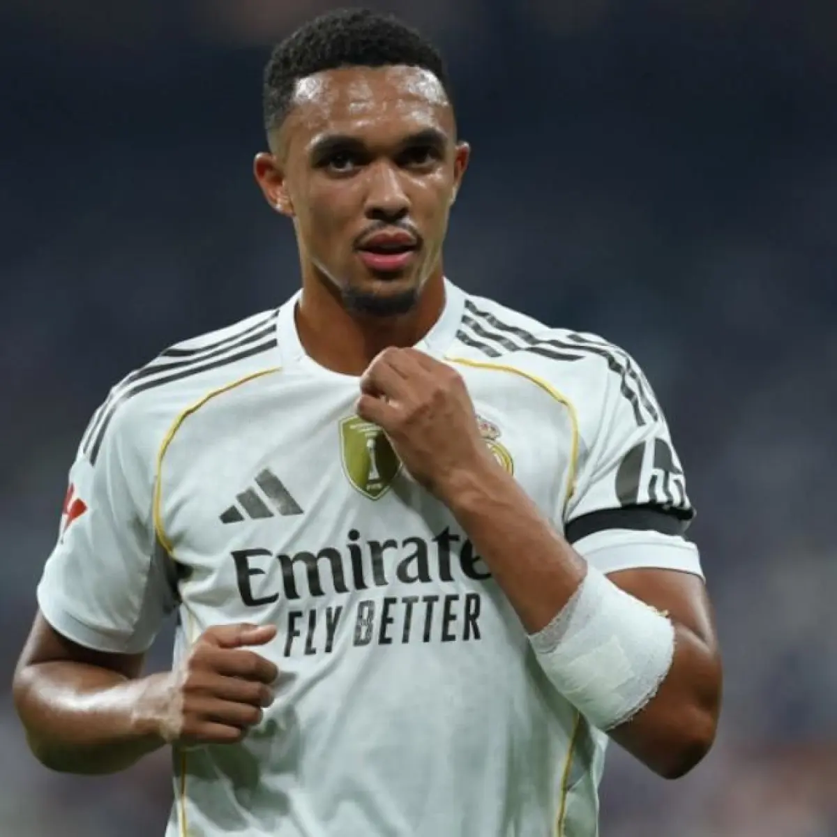 Bek Real Madrid asal Inggris #12, Trent Alexander-Arnold, terlihat dalam pertandingan sepak bola Liga Spanyol antara Real Madrid CF dan CA Osasuna di Stadion Santiago Bernabeu, Madrid, pada Rabu (20-8-2025) dini hari WIB. (Thomas COEX/AFP)
