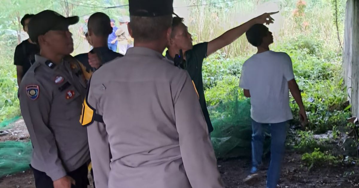 Polsek Caringin saat menggerebek penjualan obat ilegal di Jembatan Cikereteg, Kabupaten Bogor. Foto : Dok Polsek