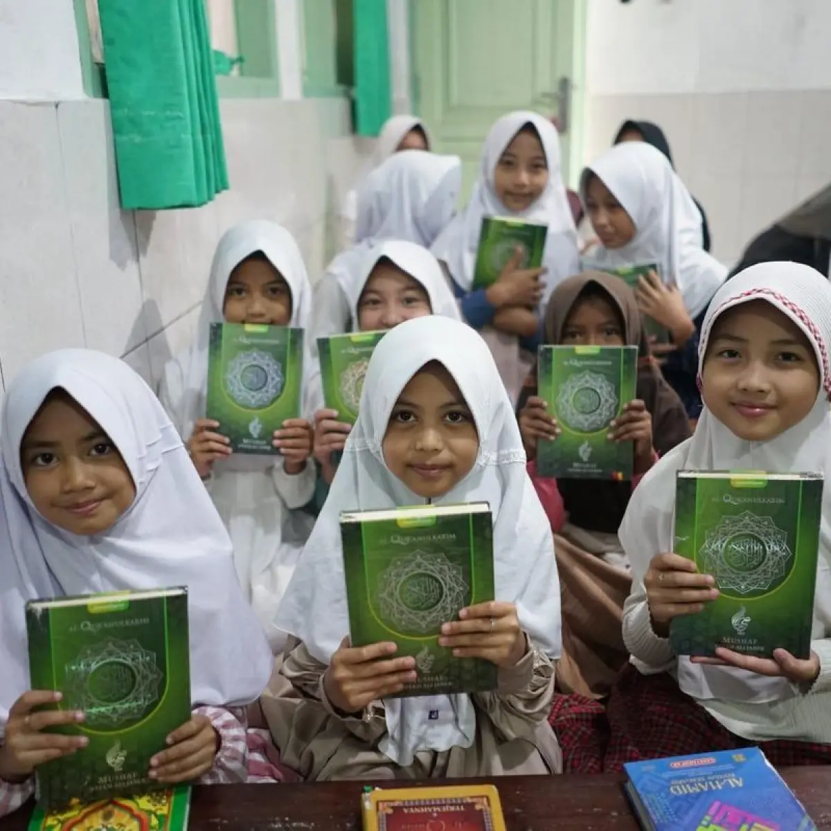 Lebih dari Sekadar Otomotif: Komunitas Mercedes-Benz Bekasi Tebar Kebaikan dengan Distribusi 1.211 Al-Qur'an