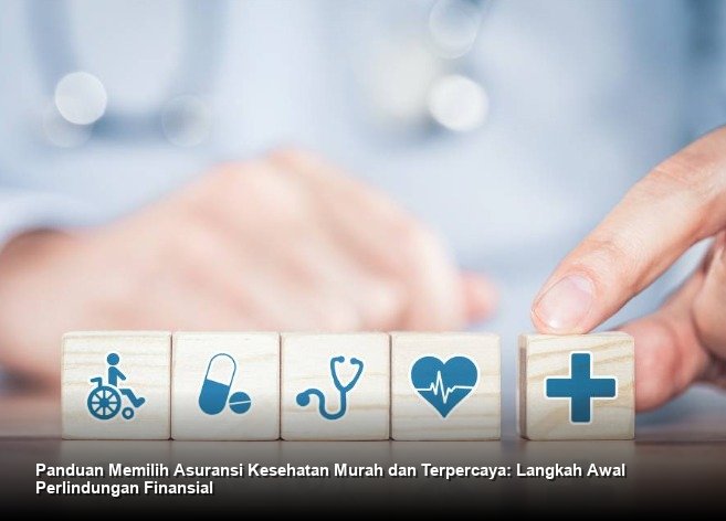 Ilustrasi seorang profesional keuangan sedang menjelaskan dokumen polis asuransi kepada pasangan muda di atas meja, melambangkan perlindungan dan perencanaan finansial yang jelas.