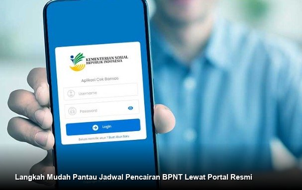 Seorang warga sedang menunjukkan kartu bantuan sosial di depan mesin ATM bank penyalur resmi.