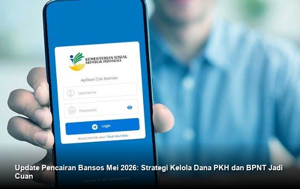 INFO RESMI KEMENSOS - Ilustrasi warga penerima manfaat sedang menunjukkan Kartu KKS di depan mesin ATM Bank Himbara untuk mencairkan bantuan modal usaha.