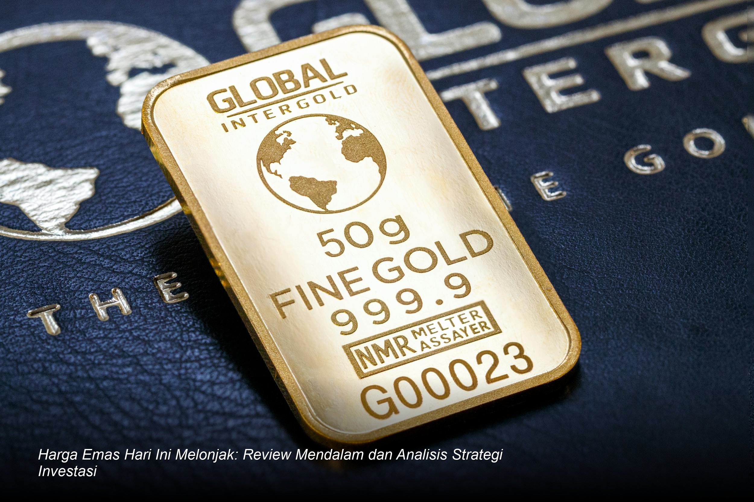 Deretan emas batangan murni yang berkilau di atas meja kaca dengan latar belakang grafik fluktuasi harga pasar yang sedang meningkat.