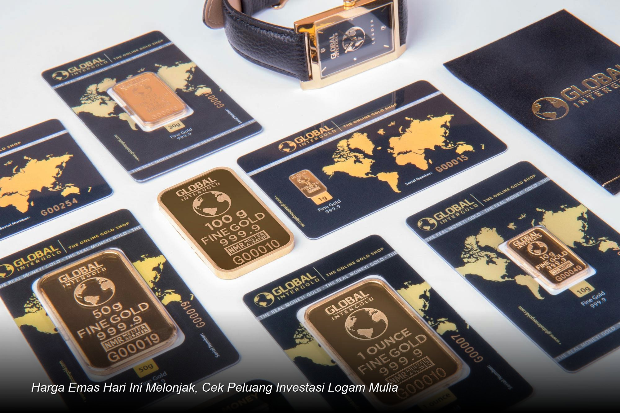 Tumpukan emas batangan berkilau di atas grafik pergerakan harga saham dan komoditas.