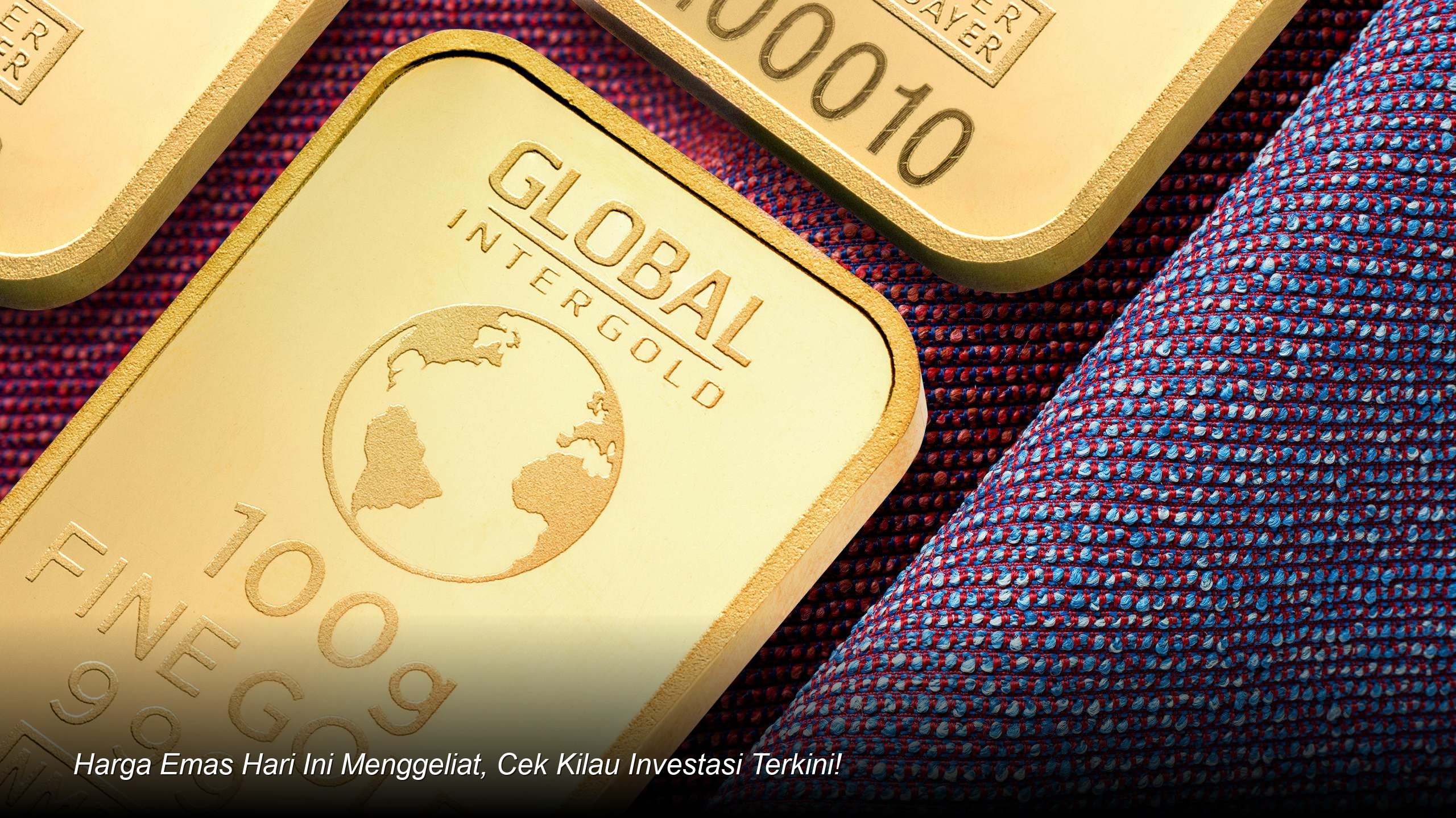 Tumpukan emas batangan Antam yang berkilauan diletakkan di atas grafik pergerakan harga logam mulia.