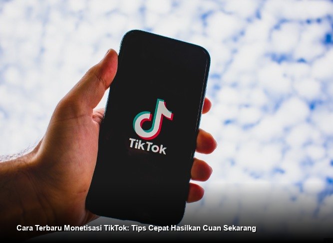 Ilustrasi seorang kreator tersenyum bahagia sambil memegang smartphone yang menampilkan notifikasi transfer dana besar dari platform TikTok.