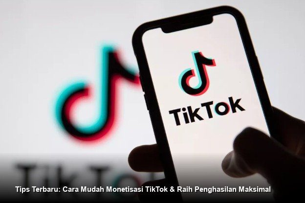 Ilustrasi seorang kreator tersenyum melihat notifikasi transfer uang besar di layar smartphone dengan latar belakang logo TikTok yang bersinar.