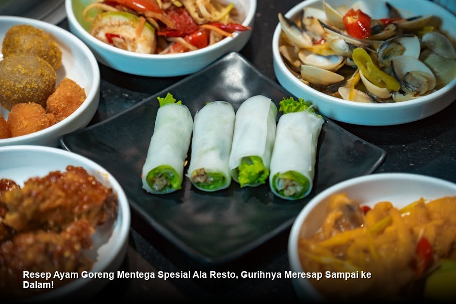 Sepiring ayam goreng mentega berwarna cokelat mengkilap yang menggoda, ditaburi irisan daun bawang dan bawang bombay segar di atas piring keramik putih yang estetik.