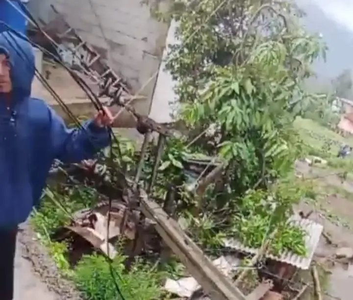 Angin Kencang Robohkan Tiang Listrik di Babakan Junti Cimaung, Warga Sempat Panik