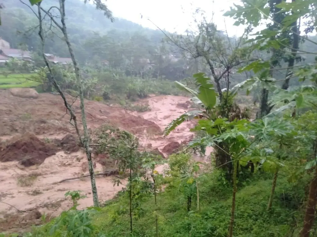 Kalak BPBD Wahyudin: Longsor di Arjasari Rusak Empat Rumah, Tiga Masih dalam Pencarian