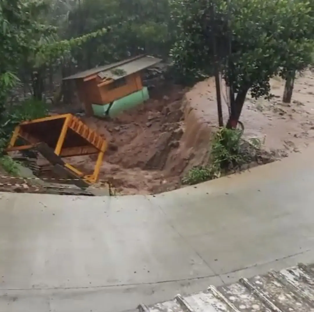 Longsor Terjang Warung di Cariu Bogor Akibat Hujan Deras