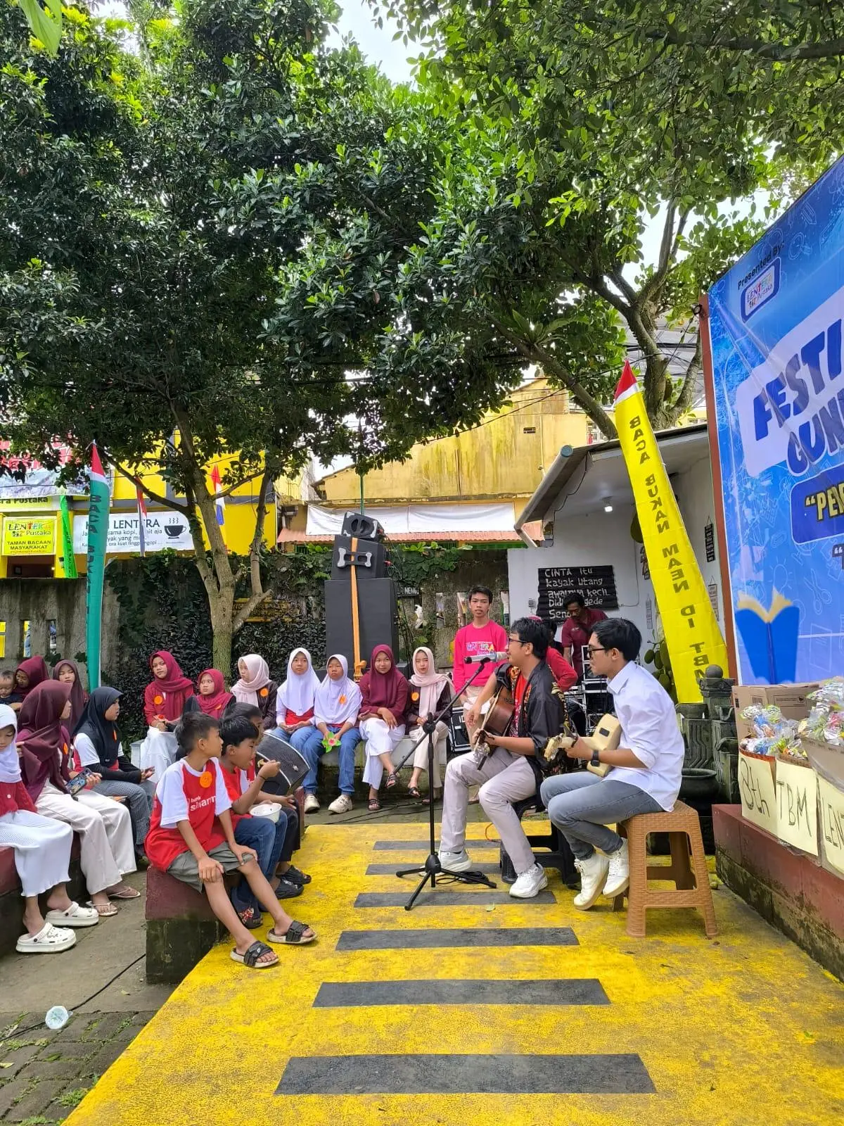 Wildan F. Mubarock, Kepala Perpustakaan Pusat Unpak Persembahkan Lagu Karya Sendiri di La Sastra dan Festival Literasi Gunung Salak