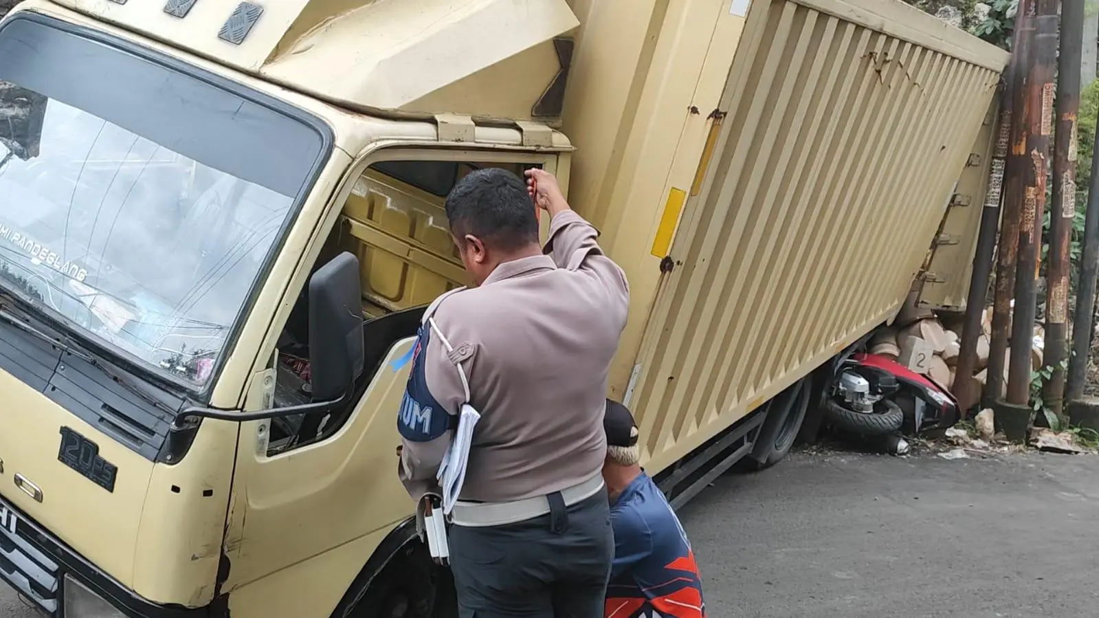 Truk Boks Mundur 6 Meter di Tanjakan, Motor Terjepit Kolong: Ibu dan Anak Luka di Gunung Putri
