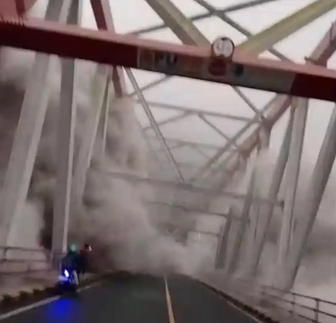 Polres Lumajang Tutup Total Akses Jalan Lumajang-Malang Akibat Erupsi Gunung Semeru