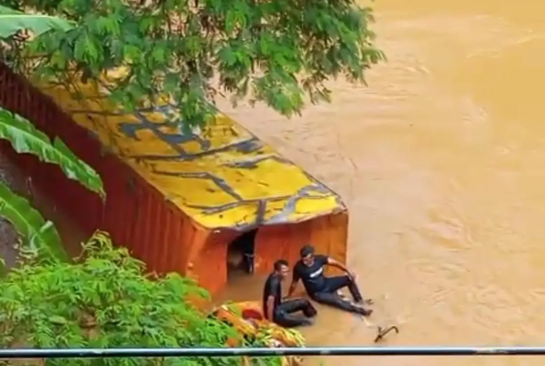 Sebuah Truk Terjun Ke Sungai Cimuntur Cisaga, Korban Alami Luka Ringan