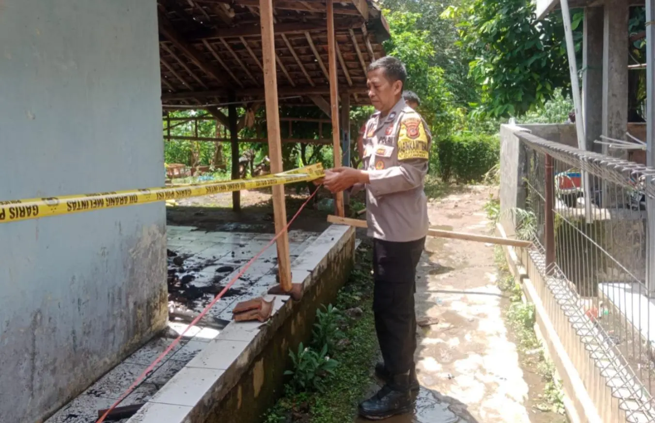 Polsek Campaka Lakukan Olah TKP Kebakaran Rumah Kediaman Di Desa Kertamukti